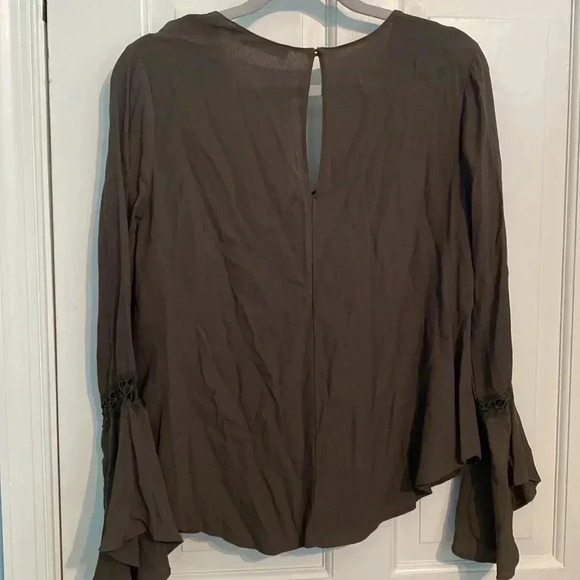 ASTR the label - olive green peasant blouse- long flare sleeve -medium - Picture 7 of 8
